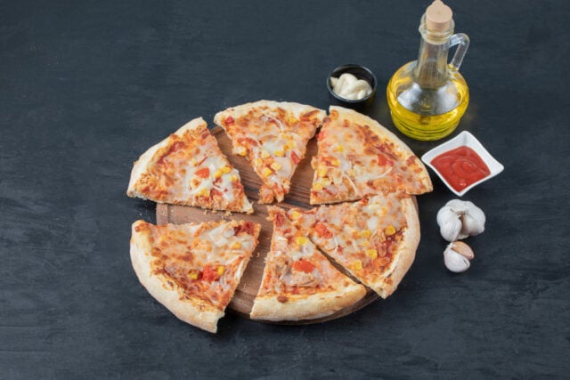 https://www.magnific.com/free-photo/sliced-hot-mozzarella-pizza-wooden-board-with-garlic-oil-sauce_17186277.htm#fromView=search&page=3&position=45&uuid=30c09c46-62a1-49ad-b9af-f08f60be8beb&query=hot+pizza