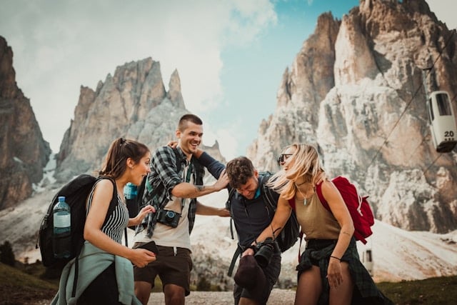 https://unsplash.com/photos/low-angle-photography-of-two-men-playing-beside-two-women-UmV2wr-Vbq8