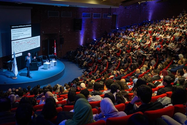marwen-larafa-_96edJ8IVC4-unsplash https://unsplash.com/photos/speaker-presenting-to-large-audience-in-auditorium-_96edJ8IVC4