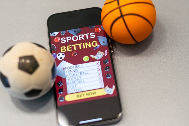 smartphone with application for sport bets and a basketball ball, concept of online bets https://www.vecteezy.com/photo/45740671-smartphone-with-application-for-sport-bets-and-a-basketball-ball-concept-of-online-bets