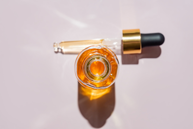 https://www.vecteezy.com/photo/9982091-unbranded-serum-bottle-top-view-on-pink-background-vitamin-c-acid-oil-serum-with-retinol-and-peptides-skin-care-product-mockup-packaging-cosmetic-design-branding