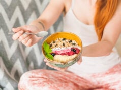How Does the 30/30/30 Morning Routine Help With Weight Loss? https://www.magnific.com/free-photo/close-up-woman-showing-homemade-oatmeal-granola-with-berries-banana-bowl_3347269.htm#fromView=search&page=1&position=45&uuid=031ba63e-9d08-418e-ab43-4b56d3400623&query=person+high+protein+breakfast