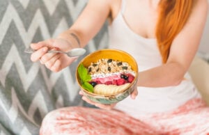 How Does the 30/30/30 Morning Routine Help With Weight Loss? https://www.magnific.com/free-photo/close-up-woman-showing-homemade-oatmeal-granola-with-berries-banana-bowl_3347269.htm#fromView=search&page=1&position=45&uuid=031ba63e-9d08-418e-ab43-4b56d3400623&query=person+high+protein+breakfast