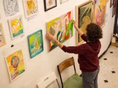 https://unsplash.com/photos/a-woman-hangs-paintings-on-a-gallery-wall-c0segOndxpE