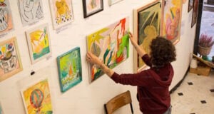 https://unsplash.com/photos/a-woman-hangs-paintings-on-a-gallery-wall-c0segOndxpE