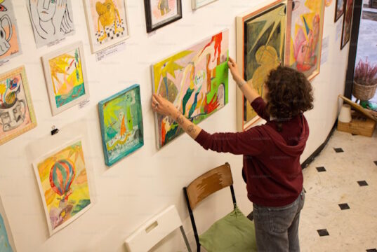 https://unsplash.com/photos/a-woman-hangs-paintings-on-a-gallery-wall-c0segOndxpE