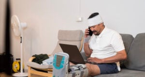 https://www.vecteezy.com/photo/73680948-injured-man-with-leg-brace-and-head-bandage-using-laptop-and-talking-on-phone-during-home-recovery-time