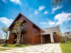 https://unsplash.com/photos/modern-wooden-house-with-a-paved-driveway-and-blue-sky-7cIfCpDhkY8