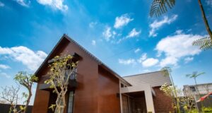 https://unsplash.com/photos/modern-wooden-house-with-a-paved-driveway-and-blue-sky-7cIfCpDhkY8