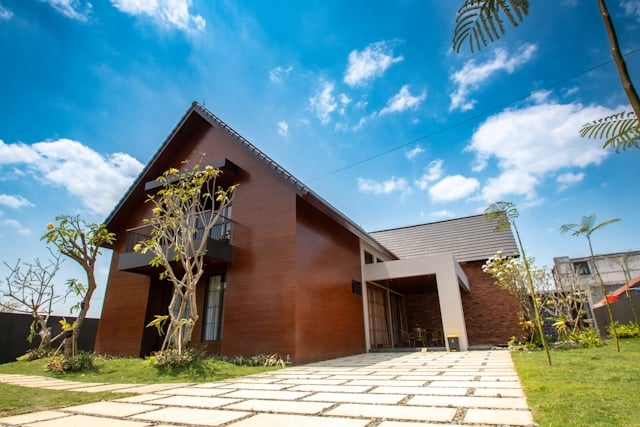 https://unsplash.com/photos/modern-wooden-house-with-a-paved-driveway-and-blue-sky-7cIfCpDhkY8
