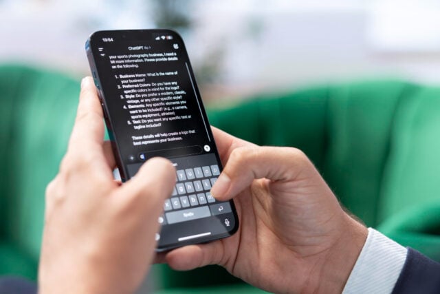 https://www.magnific.com/free-photo/bucharest-romania-july-30th-2024-man-typing-prompts-into-ai-powered-chat_417797712.htm#fromView=search&page=1&position=0&uuid=32eb7d76-e727-4dbe-b2b5-5cc67bc1d66b&query=samsung+text+message