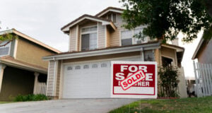 https://www.magnific.com/free-photo/house-with-sold-yard-sign_25625079.htm#fromView=search&page=2&position=25&uuid=d8446e8f-5c31-4dfb-b542-93da67630336&query=for+sale