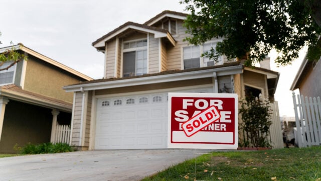 https://www.magnific.com/free-photo/house-with-sold-yard-sign_25625079.htm#fromView=search&page=2&position=25&uuid=d8446e8f-5c31-4dfb-b542-93da67630336&query=for+sale