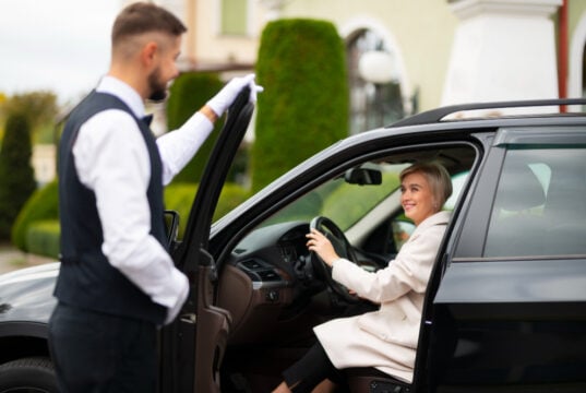 https://www.magnific.com/free-photo/parking-valet-helping-woman-park-her-car_34804617.htm#fromView=search&page=1&position=4&uuid=b5185d33-7921-4856-9014-b0b2e741dcd2&query=valet+parking
