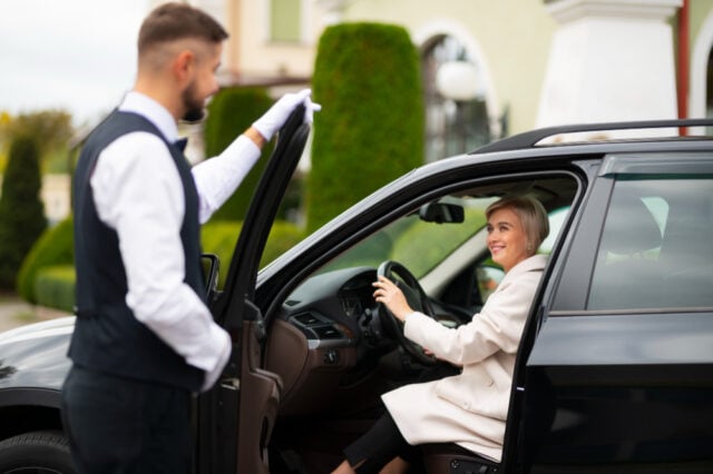 https://www.magnific.com/free-photo/parking-valet-helping-woman-park-her-car_34804617.htm#fromView=search&page=1&position=4&uuid=b5185d33-7921-4856-9014-b0b2e741dcd2&query=valet+parking