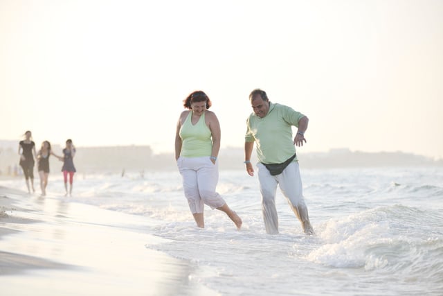 happy seniors couple on beach https://www.vecteezy.com/photo/12640916-happy-seniors-couple-on-beach
