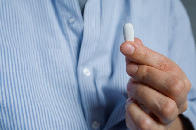 One big pill in woman hand close up. Healthcare and medicine, vitamins and dietary supplements. https://www.vecteezy.com/photo/78361191-one-big-pill-in-woman-hand-close-up-healthcare-and-medicine-vitamins-and-dietary-supplements