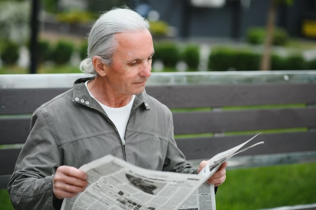 Portrait of senior man reading on bench during summer day. https://www.vecteezy.com/photo/45671429-portrait-of-senior-man-reading-on-bench-during-summer-day