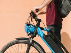 Learn how to choose the best electric bike by evaluating real-world range, motor power, frame comfort, storage space, and routine maintenance needs.