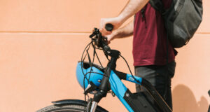 Learn how to choose the best electric bike by evaluating real-world range, motor power, frame comfort, storage space, and routine maintenance needs.