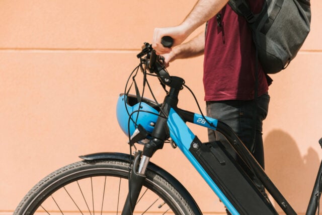 2148225849 Learn how to choose the best electric bike by evaluating real-world range, motor power, frame comfort, storage space, and routine maintenance needs.