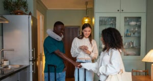 https://www.magnific.com/free-photo/airbnb-host-welcoming-guests_33752052.htm#fromView=image_search&page=1&position=10&uuid=8b37d11a-1450-4520-ba07-1f4f77e087b5&query=miami+traffic