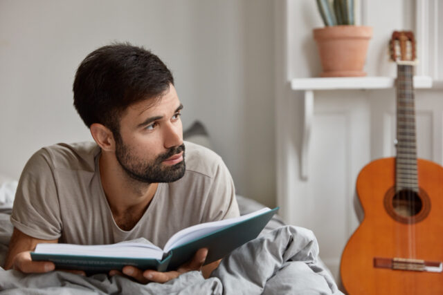 29015 https://www.magnific.com/free-photo/horizontal-shot-contemplative-caucasian-guy-with-dark-bristle-wears-casual-clothes-lies-bed-with-book-feels-lonely-home-enjoys-weekend-has-calm-life-domestic-atmosphere-reading-concept_12203302.htm#fromView=search&page=1&position=6&uuid=05ce323d-5694-468d-b2bc-a30fce0b4d28&query=menreading+