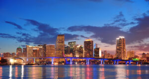 https://www.magnific.com/free-photo/miami-night-scene_29453150.htm#fromView=search&page=1&position=16&uuid=98cb6613-850c-41a7-9592-bdc52e1c20b5&track=ais_hybrid&query=miami+condos