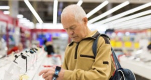 How Smartwatches Protect Aging Parents Without Overstepping Boundaries