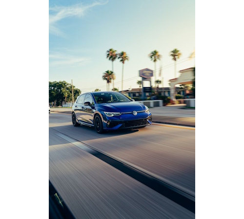https://www.pexels.com/photo/blue-car-driving-on-sunny-palm-lined-street-32633918/
