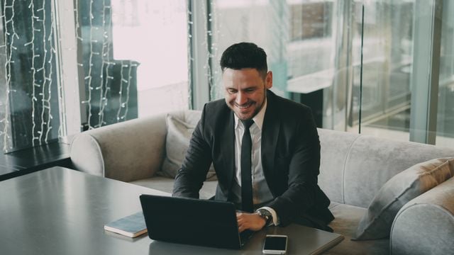 pexels-silverkblack-36766664 https://www.pexels.com/photo/businessman-working-on-laptop-in-modern-office-36766664/