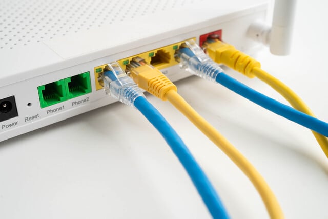 Ethernet cable with wireless router connect to internet service https://www.vecteezy.com/photo/70323726-ethernet-cable-wireless-router-connect-to-internet-network