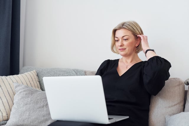 Middle-aged woman in elegant clothes is at home with laptop https://www.vecteezy.com/photo/16728463-middle-aged-woman-in-elegant-clothes-is-at-home-with-laptop