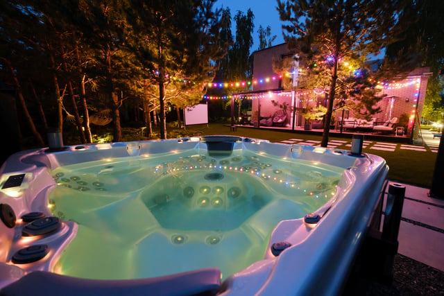 Relaxing evening in a backyard hot tub with garden lights and a beautiful view at night https://www.vecteezy.com/photo/78351606-relaxing-evening-in-a-backyard-hot-tub-with-garden-lights-and-a-beautiful-view-at-night