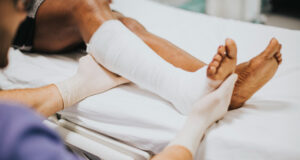 https://www.magnific.com/free-photo/doctor-helping-patient-with-fractured-leg_18642309.htm#fromView=search&page=1&position=2&uuid=b67a58ac-924f-48c7-a447-2ca6c9176233&track=ais_hybrid&query=Injury+Claim