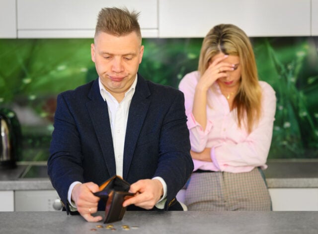 https://www.magnific.com/premium-photo/couple-have-no-money-wallet_33748830.htm#fromView=search&page=1&position=15&uuid=f5e958e5-556f-4596-a7f5-d6673816335b&track=ais_hybrid&query=a+couple+looking+to+have+fun+aith+an+empty+wallet