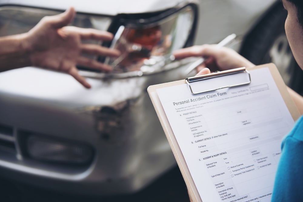 https://www.magnific.com/free-photo/insurance-agent-working-site-car-accident-claim-process-people-car-insurance-claim_5597944.htm#fromView=search&page=1&position=7&uuid=b67a58ac-924f-48c7-a447-2ca6c9176233&track=ais_hybrid&query=Injury+Claim