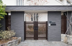 https://www.magnific.com/free-photo/japanese-house-entrance-with-fence_23675647.htm#fromView=search&page=1&position=28&uuid=16304711-255a-490f-9eba-edbc02823ded&track=ais_hybrid&query=gated+driveway