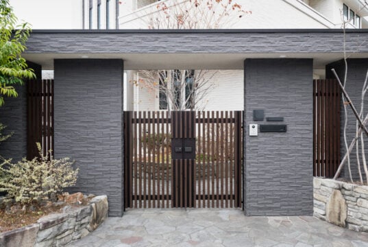 https://www.magnific.com/free-photo/japanese-house-entrance-with-fence_23675647.htm#fromView=search&page=1&position=28&uuid=16304711-255a-490f-9eba-edbc02823ded&track=ais_hybrid&query=gated+driveway