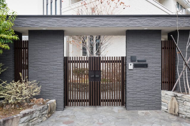 2149301041 https://www.magnific.com/free-photo/japanese-house-entrance-with-fence_23675647.htm#fromView=search&page=1&position=28&uuid=16304711-255a-490f-9eba-edbc02823ded&track=ais_hybrid&query=gated+driveway