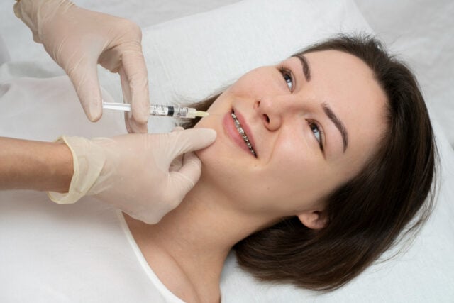 https://www.magnific.com/free-photo/close-up-woman-lip-filler-procedure_23668892.htm#fromView=search&page=1&position=17&uuid=18609e6c-fe55-4531-b61f-6457db025ab9&track=ais_hybrid&query=jaw+botox
