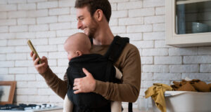 https://www.magnific.com/free-photo/medium-shot-father-holding-baby-phone_38050075.htm#fromView=search&page=1&position=21&uuid=63e723ef-e66a-4497-b3a4-c372f76fc391&track=ais_hybrid&query=baby+carrier