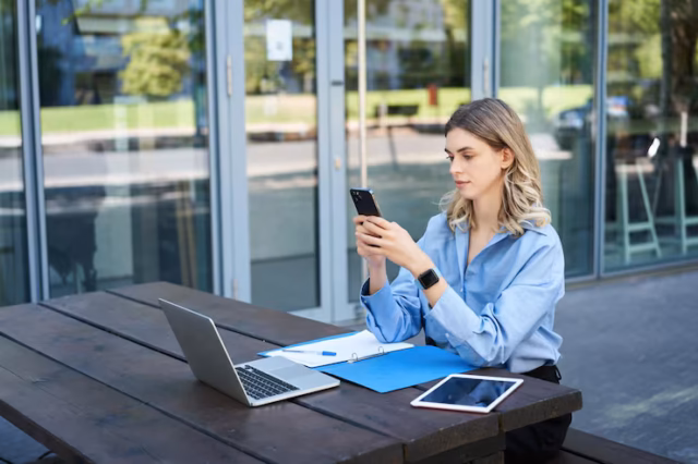 https://img.magnific.com/free-photo/portrait-businesswoman-sitting-outdoors-working-young-corporate-woman-looking-her-smartpho_1258-117494.jpg?semt=ais_hybrid&w=740&q=80