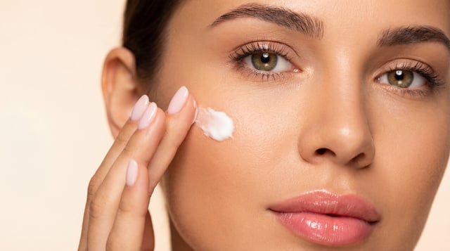 Close-up of a Woman Applying Moisturizer to Her Face for Skincar https://www.vecteezy.com/photo/77360814-close-up-of-a-woman-applying-moisturizer-to-her-face-for-skincare