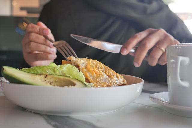 Enjoying a flavorful dish featuring cheese, avocado, and greens in a cafe https://www.vecteezy.com/photo/69746356-enjoying-a-flavorful-dish-featuring-cheese-avocado-and-greens-in-a-cafe