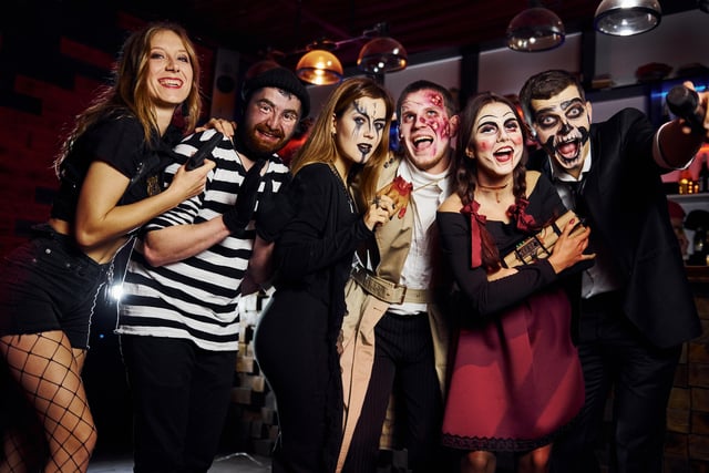 Friends is on the thematic halloween party in scary makeup and costumes have fun and posing for the camera together https://www.vecteezy.com/photo/15244730-friends-is-on-the-thematic-halloween-party-in-scary-makeup-and-costumes-have-fun-and-posing-for-the-camera-together