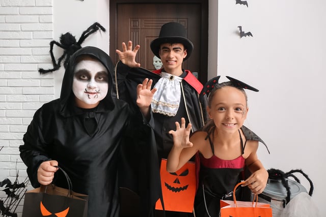 https://www.vecteezy.com/photo/86553863-kids-dressed-for-halloween-with-gift-bags-at-door-in-hall
