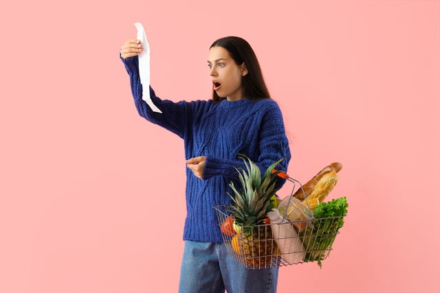 Shocked young woman with shopping basket and receipt from store on pink background https://www.vecteezy.com/photo/86707675-shocked-young-woman-with-shopping-basket-and-receipt-from-store-on-pink-background