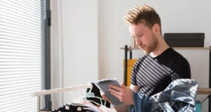 https://www.magnific.com/free-photo/side-view-man-inventorying-clothes_8100620.htm#fromView=search&page=1&position=13&uuid=b2ae7bdf-d658-42b0-9e21-8d20ca74106a&track=ais_hybrid&query=gen+z+checking+clothes