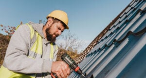 https://www.magnific.com/free-photo/sideways-man-working-roof-with-drill_11106226.htm#fromView=search&page=1&position=24&uuid=723d1328-0536-4726-80f7-5ea40887feeb&track=ais_hybrid&query=metal+roof